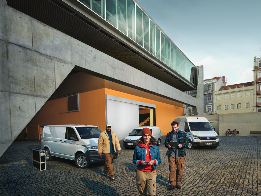 VW haszonjármű modellek előtt áll 3 ember