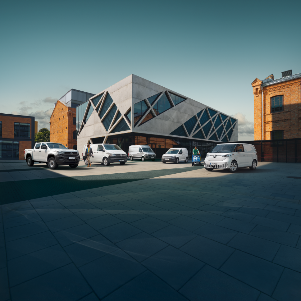 VW haszonjárművek egy modern épület előtt