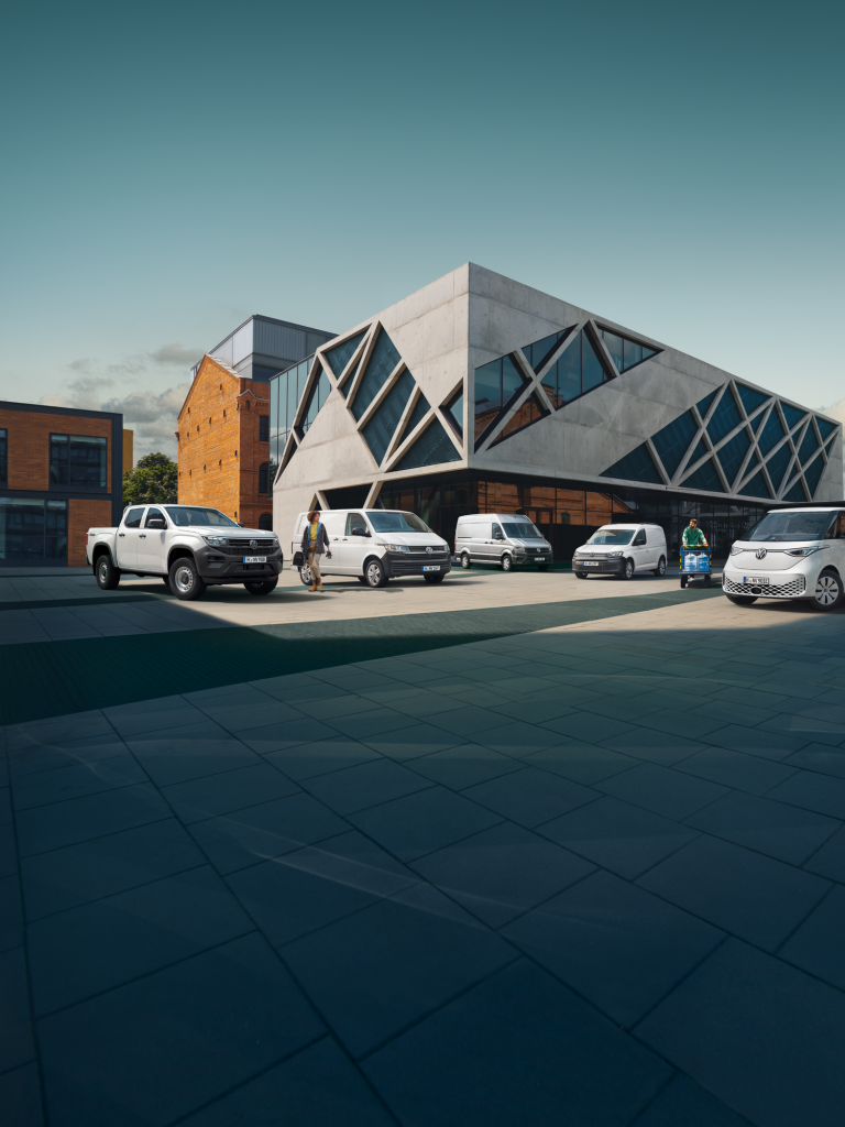 VW haszonjárművek egy modern épület előtt