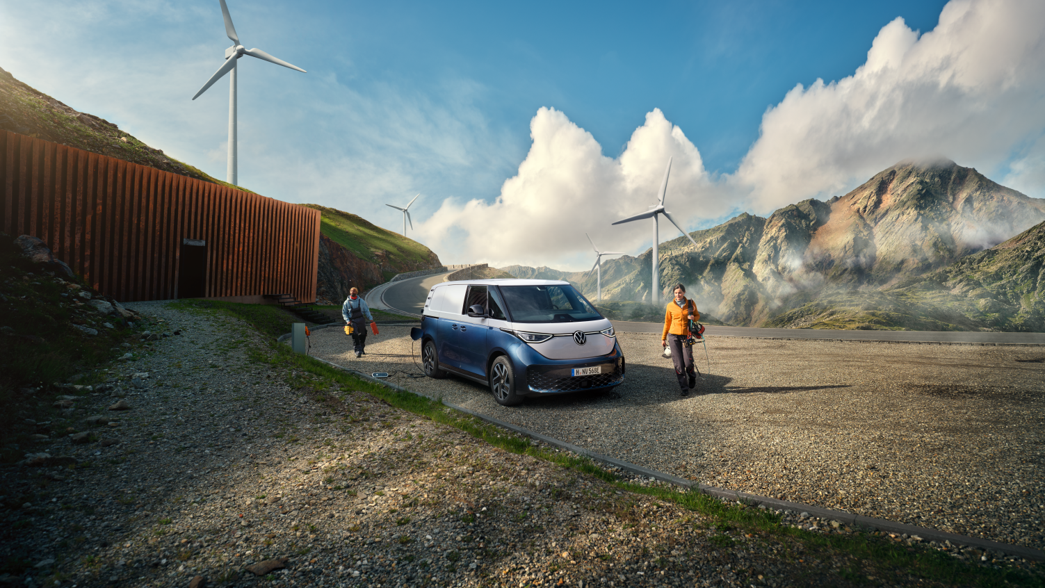 ID. Buzz Cargo hegyvidékes terepen szélerőművekkel a háttérben